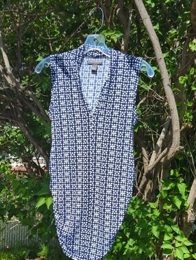 A PEA IN THE POD White & Navy Patterned Sleeveless Maternity V-Neck Top